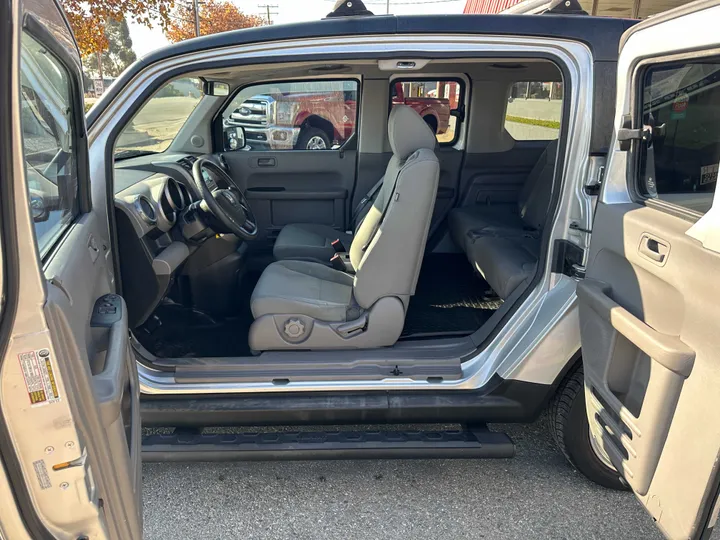 SILVER, 2011 HONDA ELEMENT Image 30