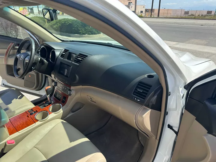 WHITE, 2009 TOYOTA HIGHLANDER Image 44