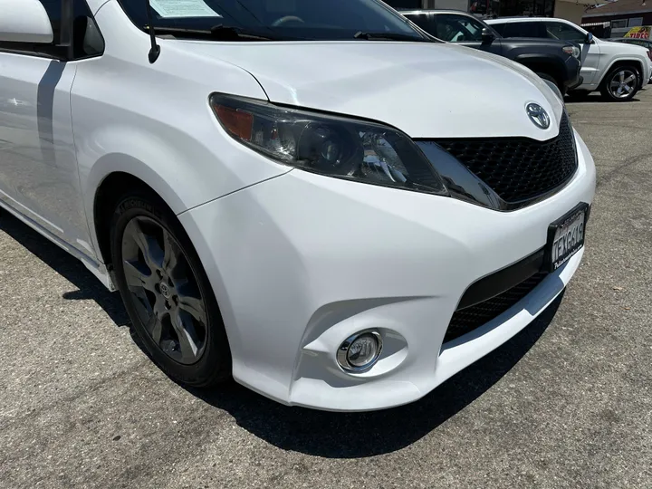 WHITE, 2014 TOYOTA SIENNA Image 2