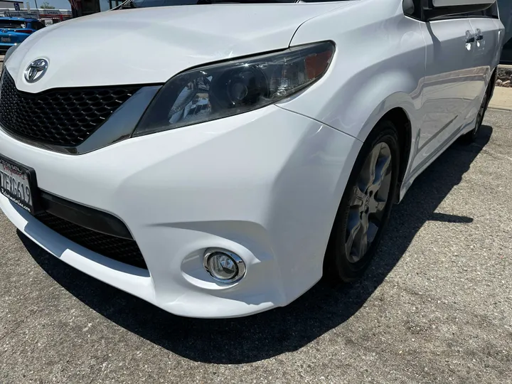 WHITE, 2014 TOYOTA SIENNA Image 6