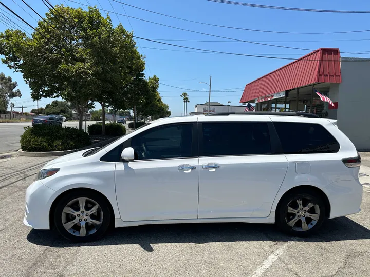 WHITE, 2014 TOYOTA SIENNA Image 7