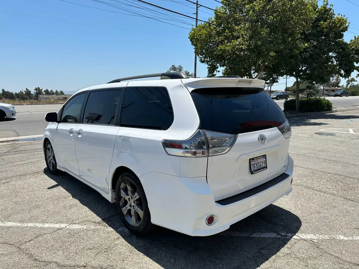 WHITE, 2014 TOYOTA SIENNA Image 8