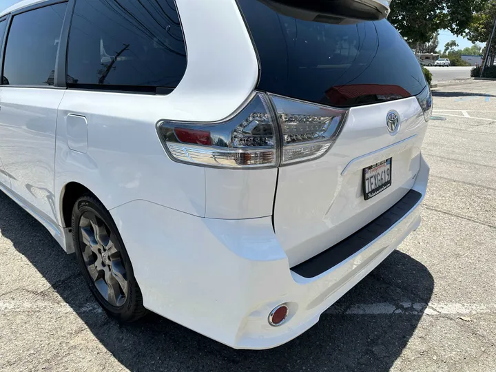 WHITE, 2014 TOYOTA SIENNA Image 9