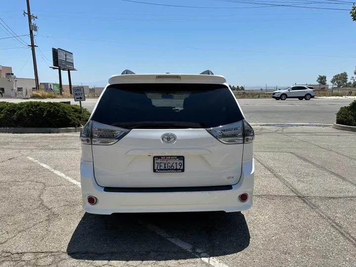 WHITE, 2014 TOYOTA SIENNA Image 10