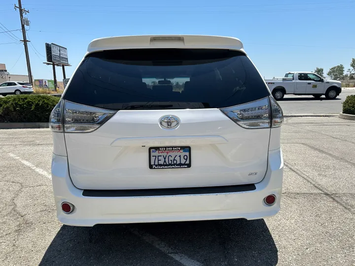 WHITE, 2014 TOYOTA SIENNA Image 11