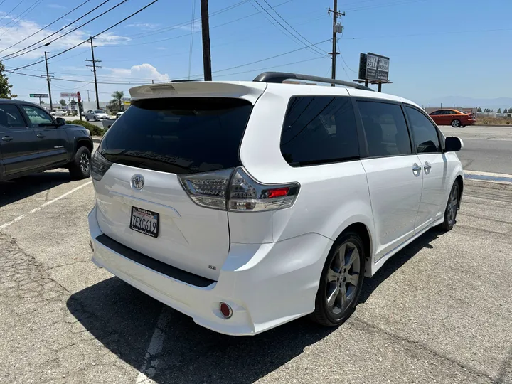 WHITE, 2014 TOYOTA SIENNA Image 12