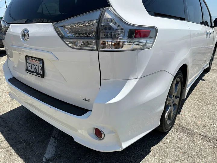 WHITE, 2014 TOYOTA SIENNA Image 13