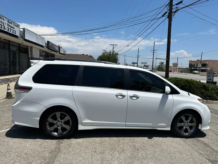 WHITE, 2014 TOYOTA SIENNA Image 14