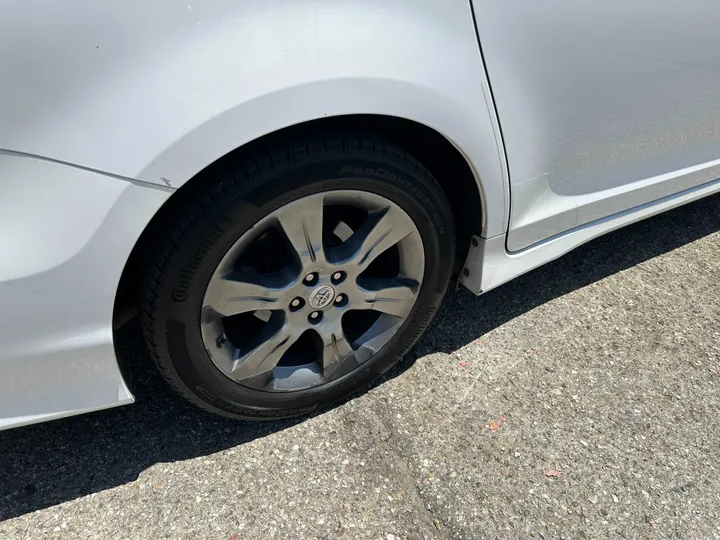 WHITE, 2014 TOYOTA SIENNA Image 15