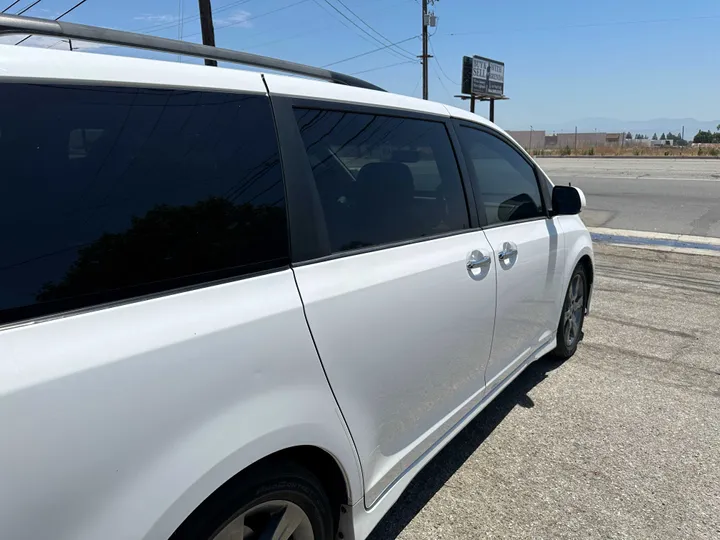 WHITE, 2014 TOYOTA SIENNA Image 16