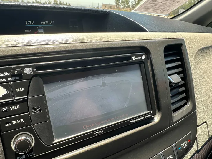 WHITE, 2014 TOYOTA SIENNA Image 28