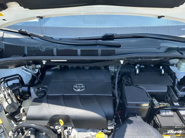 WHITE, 2014 TOYOTA SIENNA Image 55