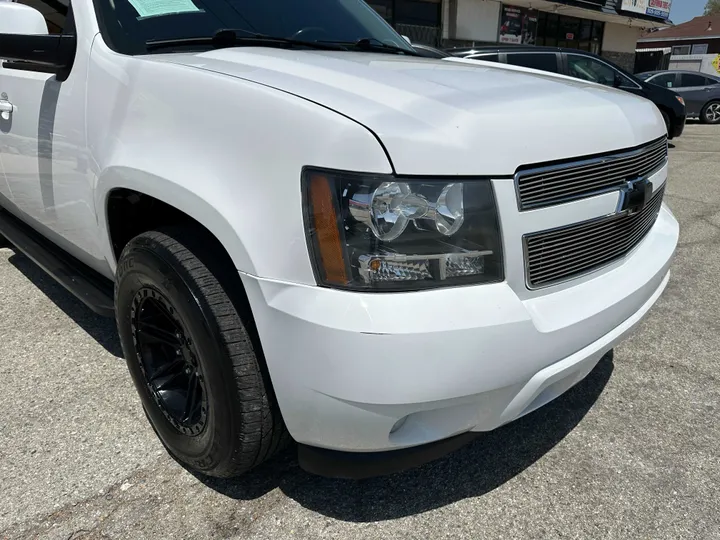 WHITE, 2012 CHEVROLET SUBURBAN 1500 Image 2