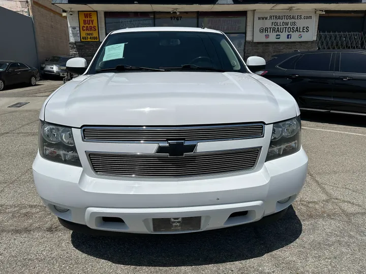 WHITE, 2012 CHEVROLET SUBURBAN 1500 Image 4