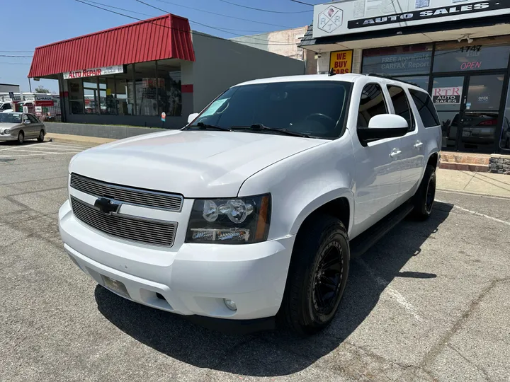 WHITE, 2012 CHEVROLET SUBURBAN 1500 Image 5