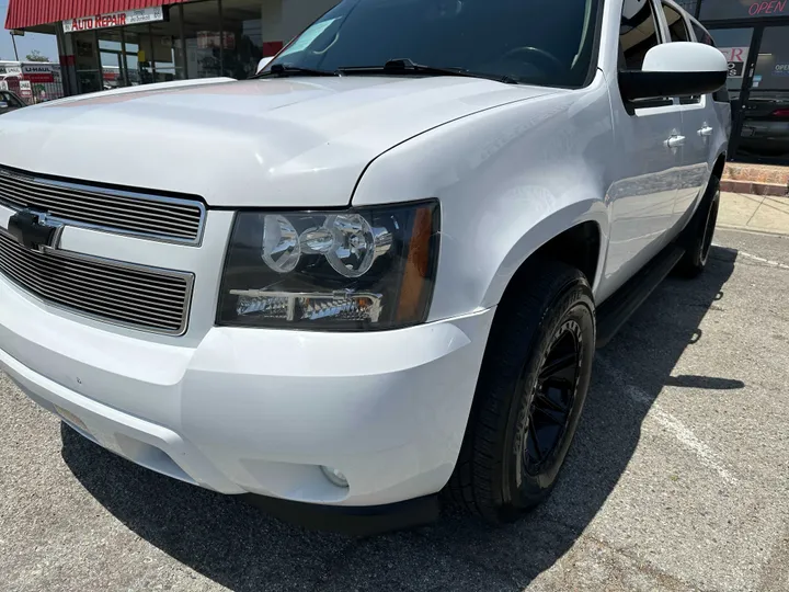 WHITE, 2012 CHEVROLET SUBURBAN 1500 Image 6