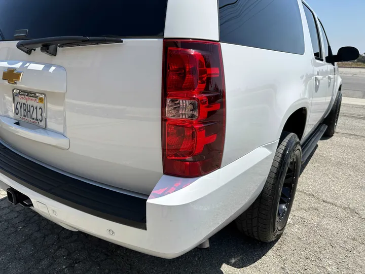 WHITE, 2012 CHEVROLET SUBURBAN 1500 Image 13