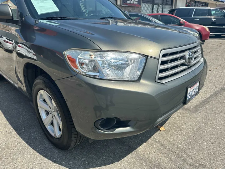 GREY, 2008 TOYOTA HIGHLANDER Image 2