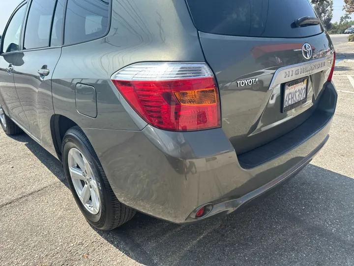 GREY, 2008 TOYOTA HIGHLANDER Image 9