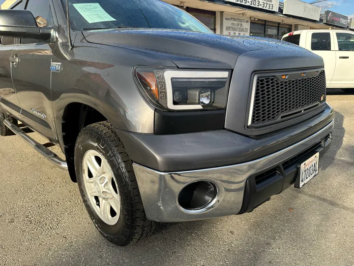 GREY, 2011 TOYOTA TUNDRA CREWMAX Image 2