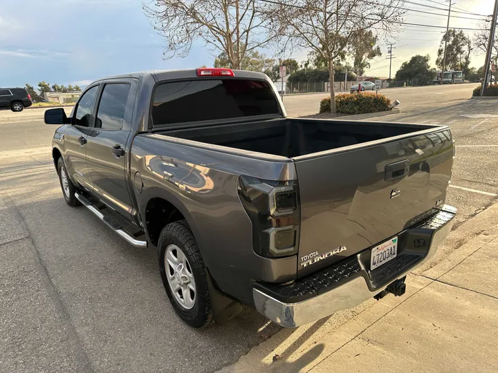 GREY, 2011 TOYOTA TUNDRA CREWMAX Image 8