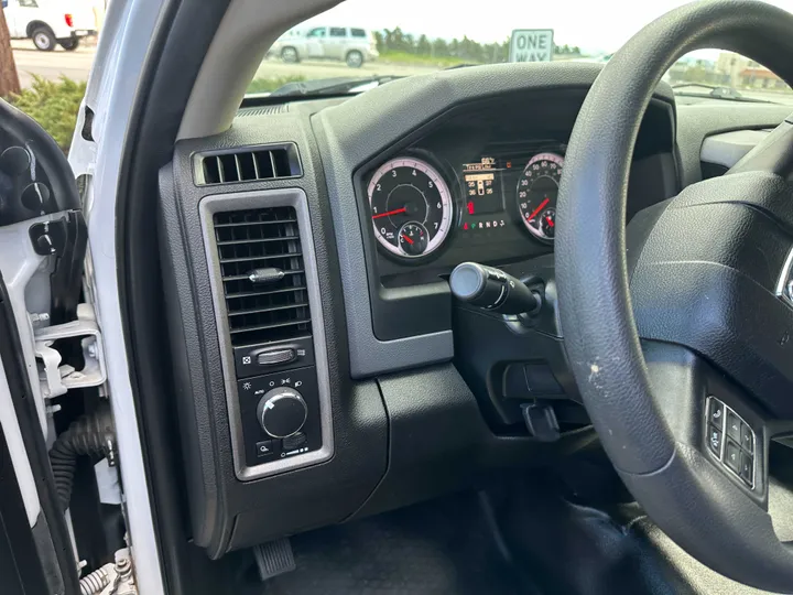 WHITE, 2020 RAM 1500 CLASSIC QUAD CAB Image 24