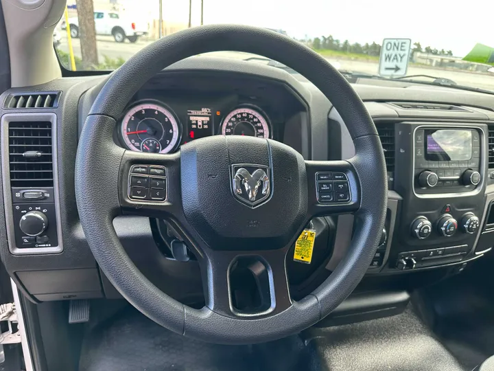 WHITE, 2020 RAM 1500 CLASSIC QUAD CAB Image 25