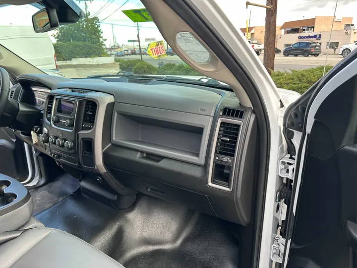 WHITE, 2020 RAM 1500 CLASSIC QUAD CAB Image 43