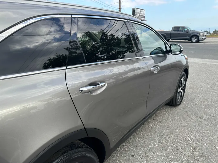 SILVER, 2016 KIA SORENTO Image 16