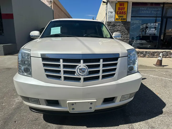 WHITE, 2011 CADILLAC ESCALADE Image 4