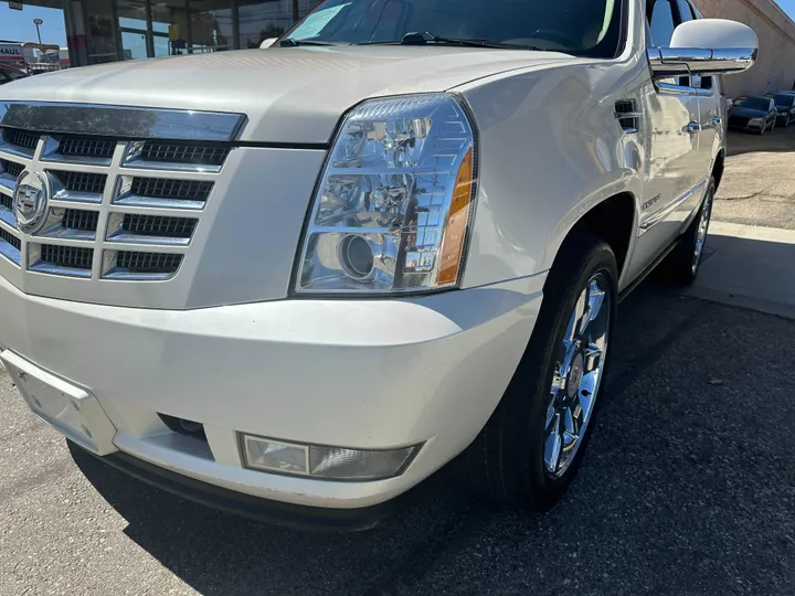 WHITE, 2011 CADILLAC ESCALADE Image 6