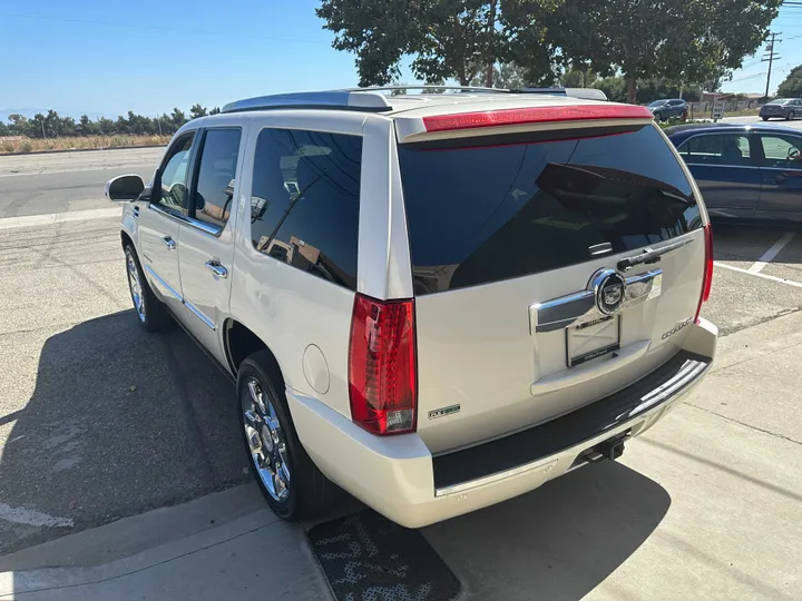 WHITE, 2011 CADILLAC ESCALADE Image 8