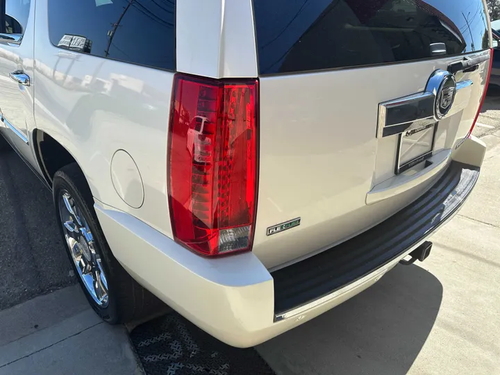 WHITE, 2011 CADILLAC ESCALADE Image 9