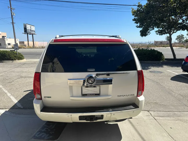 WHITE, 2011 CADILLAC ESCALADE Image 10