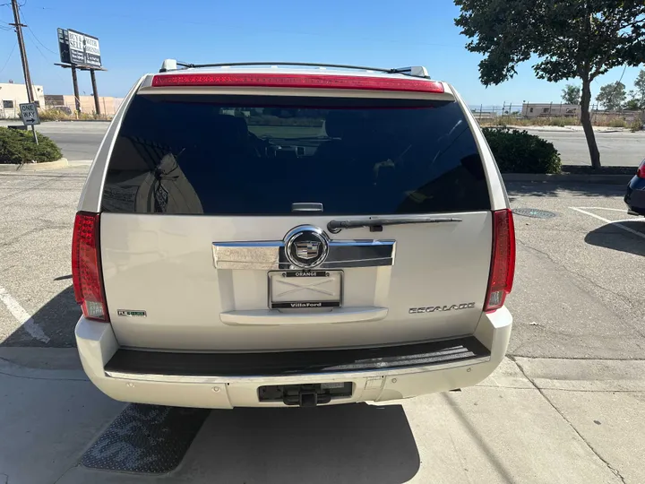 WHITE, 2011 CADILLAC ESCALADE Image 11