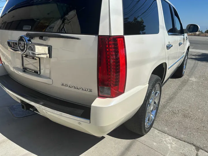 WHITE, 2011 CADILLAC ESCALADE Image 13