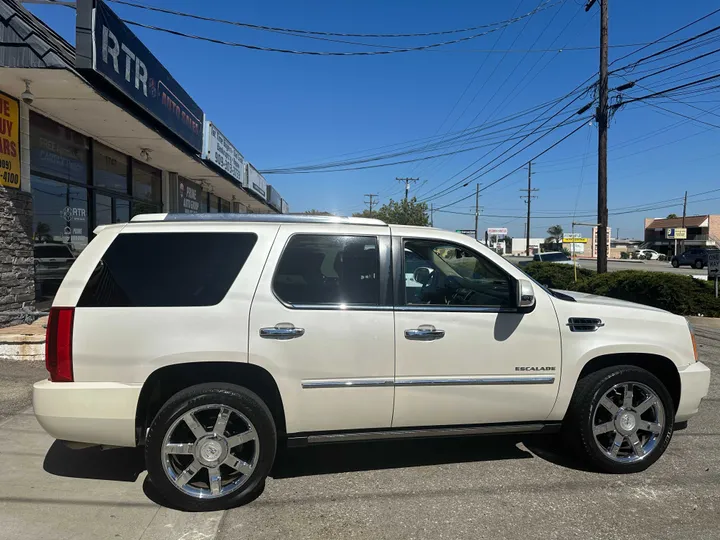 WHITE, 2011 CADILLAC ESCALADE Image 14