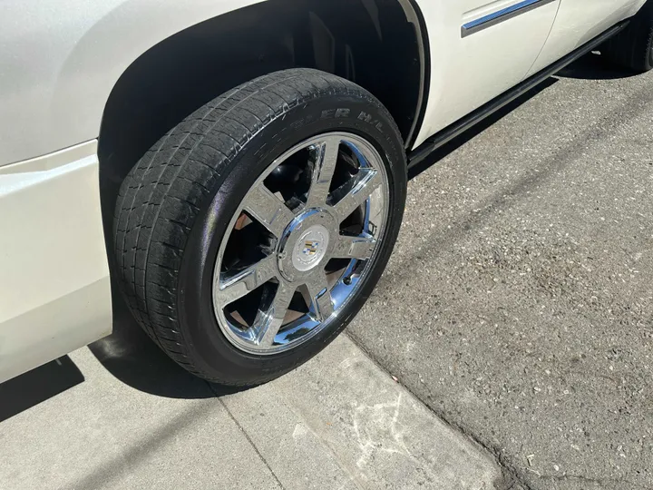 WHITE, 2011 CADILLAC ESCALADE Image 15