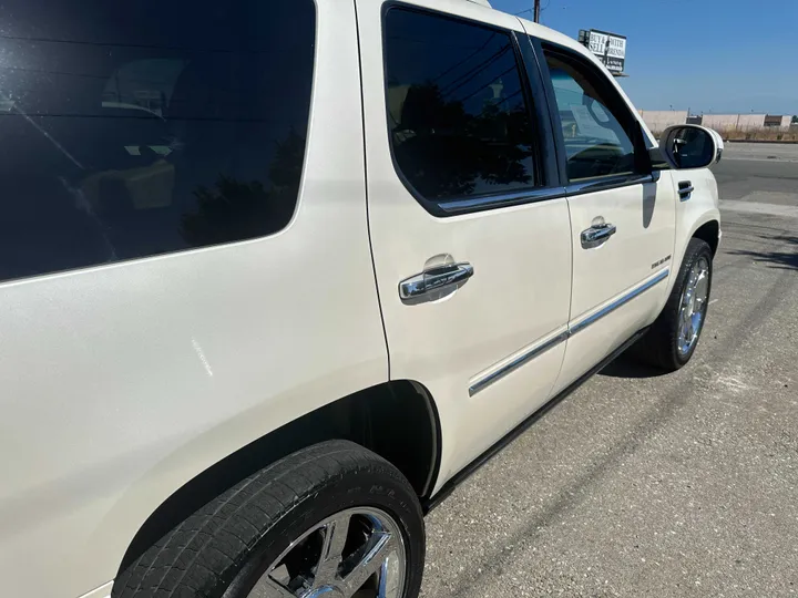 WHITE, 2011 CADILLAC ESCALADE Image 16