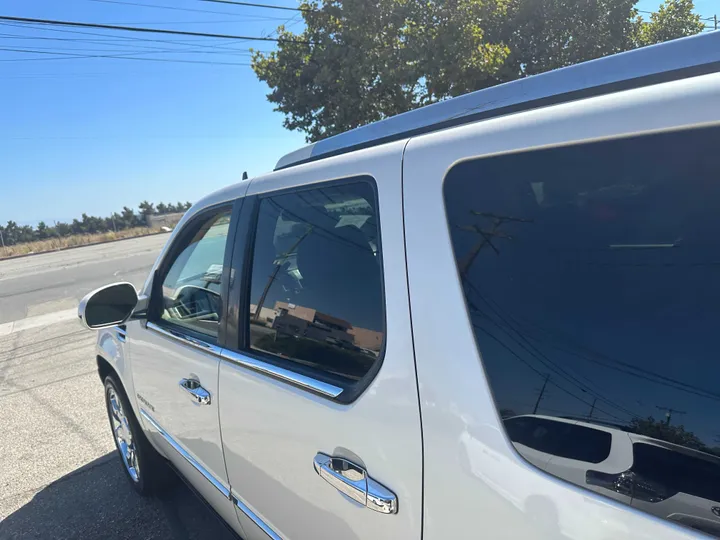 WHITE, 2011 CADILLAC ESCALADE Image 17