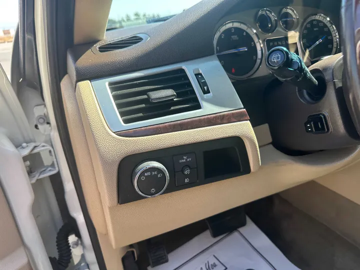 WHITE, 2011 CADILLAC ESCALADE Image 23