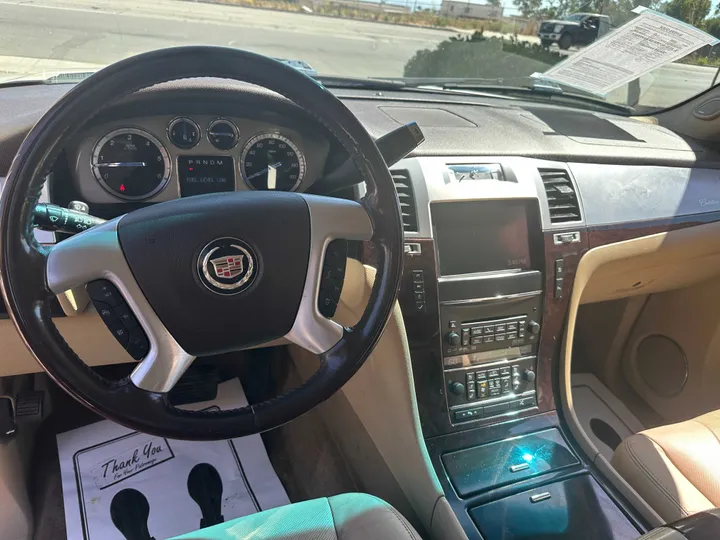 WHITE, 2011 CADILLAC ESCALADE Image 24