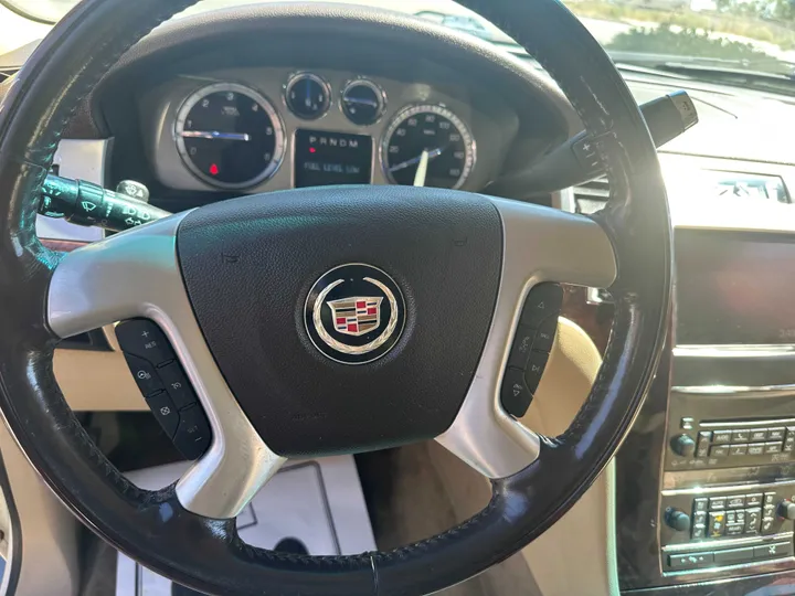 WHITE, 2011 CADILLAC ESCALADE Image 25