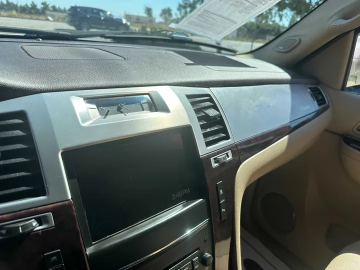 WHITE, 2011 CADILLAC ESCALADE Image 29