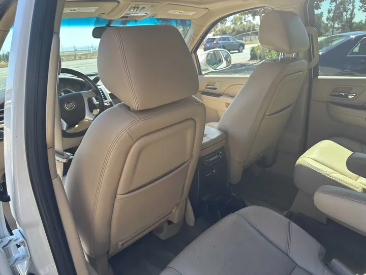 WHITE, 2011 CADILLAC ESCALADE Image 37