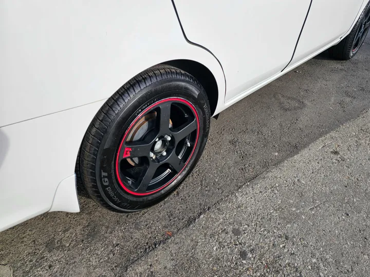 WHITE, 2016 NISSAN VERSA Image 15