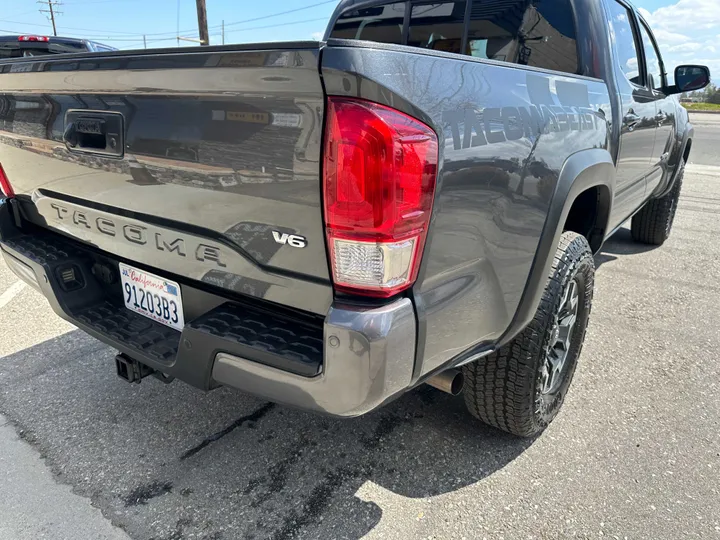 GREY, 2016 TOYOTA TACOMA DOUBLE CAB Image 13