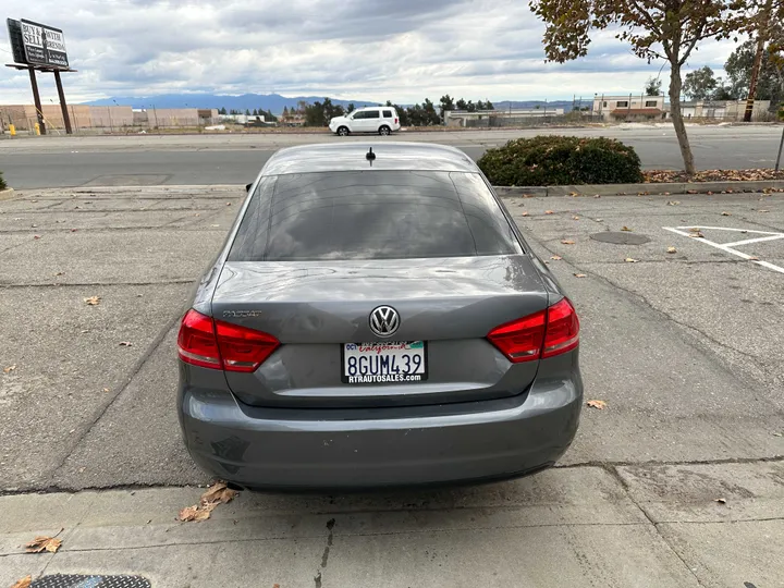 GREY, 2014 VOLKSWAGEN PASSAT Image 10