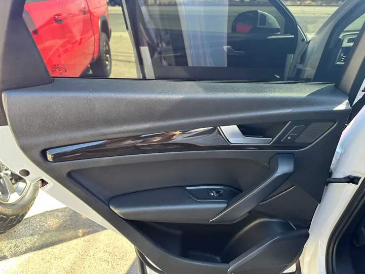WHITE, 2019 AUDI Q5 Image 36