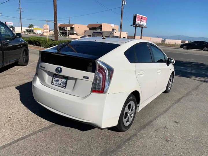 WHITE, 2015 TOYOTA PRIUS Image 12